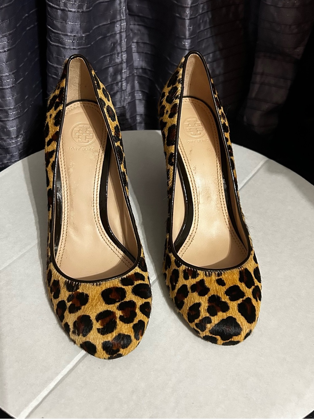Tory Burch Astoria Leopard Calf Hair Leather Wedge Pumps Gold Heel Logo sz 8.5M